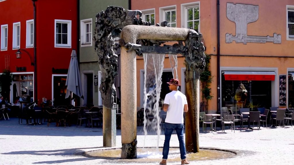 DTV standing by the Marktplatz fountain