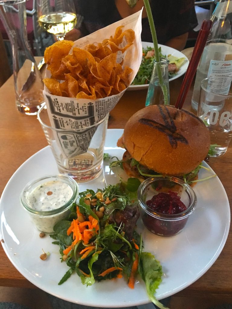 Gourmet burger and fries at Weiden restaurant Zoe