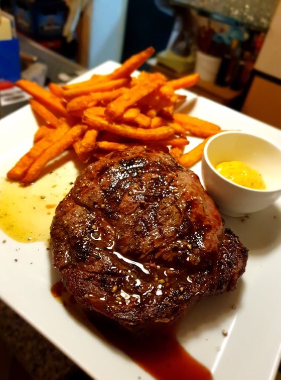 Die Kleine Rosteria 250g Irish rib eye steak with sweet potato fries and honey mustard dip