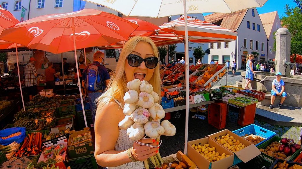 Weiden woman eating a clove of garlic