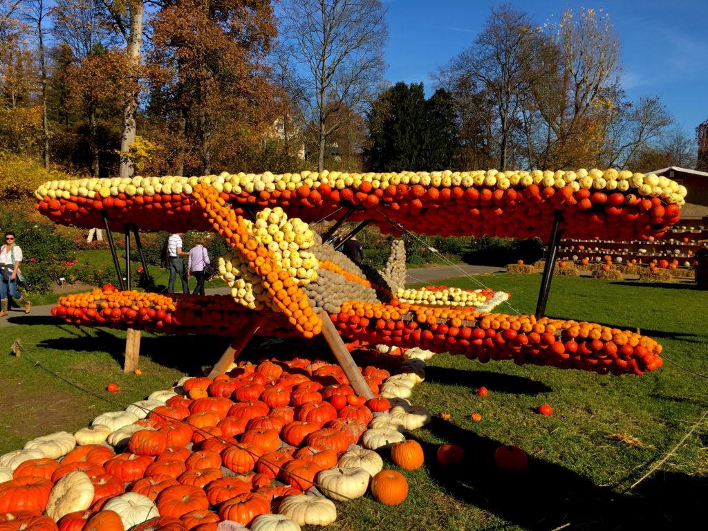 Airplane display made of pumpkins in Ludwigsburg