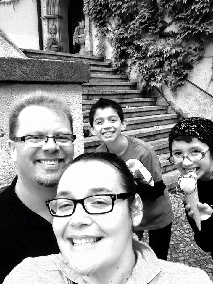 Black and white photo of Rozanski family eating ice cream in weiden germany